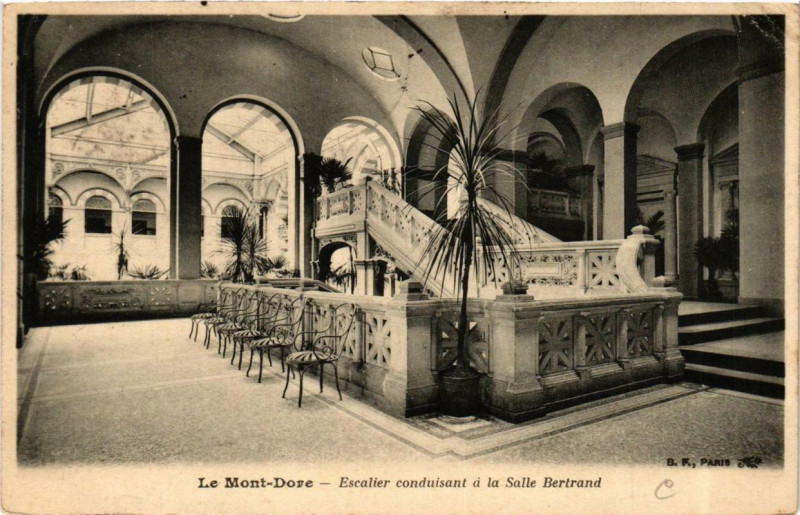 Carte postale ancienne Le Mont-Dore Escalier conduisant a la Salle Bertrand à Mont-Dore