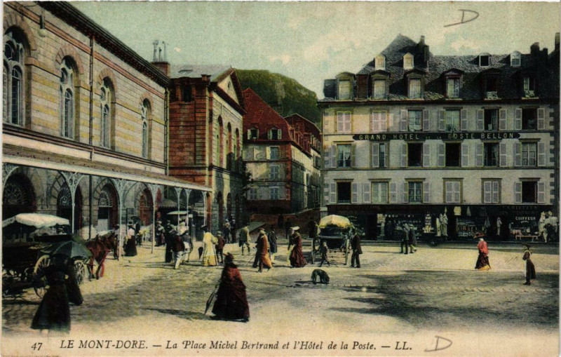 Carte postale ancienne Le Mont-Dore La Place Michel Bertrand et l'Hotel de la Poste à Mont-Dore