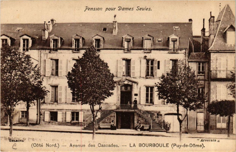 Carte postale ancienne La Bourboule Avenue des Cascades à La Bourboule