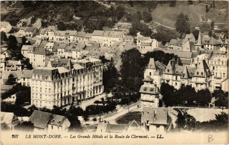 Carte postale ancienne Le Mont-Dore Les Grands Hotels et la Route de Clermont à Mont-Dore