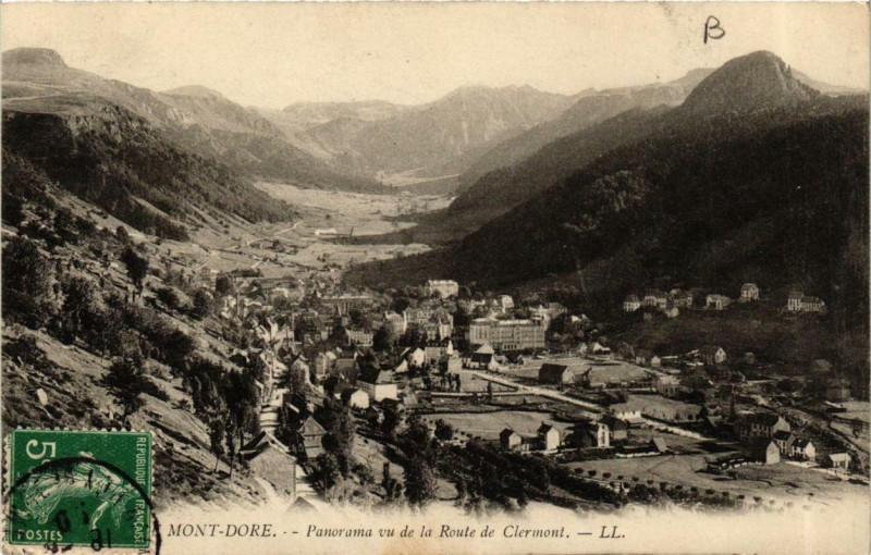 Carte postale ancienne Le Mont-Dore Panorama vu de la Route de Clermont à Mont-Dore