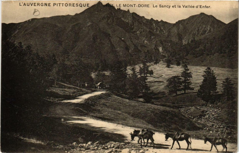 Carte postale ancienne Le Mont-Dore Le Sancy et la Vallée d'Enfer à Mont-Dore