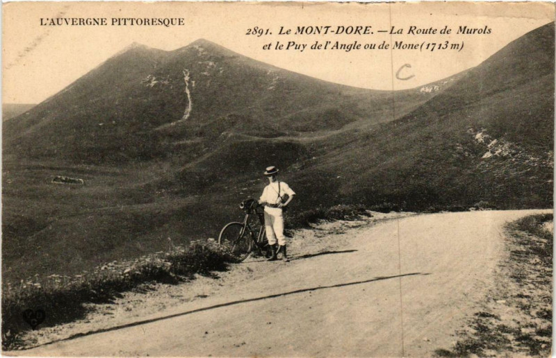 Carte postale ancienne Le Mont-Dore La Route de Murols et Le Puy de l'Angle à Mont-Dore