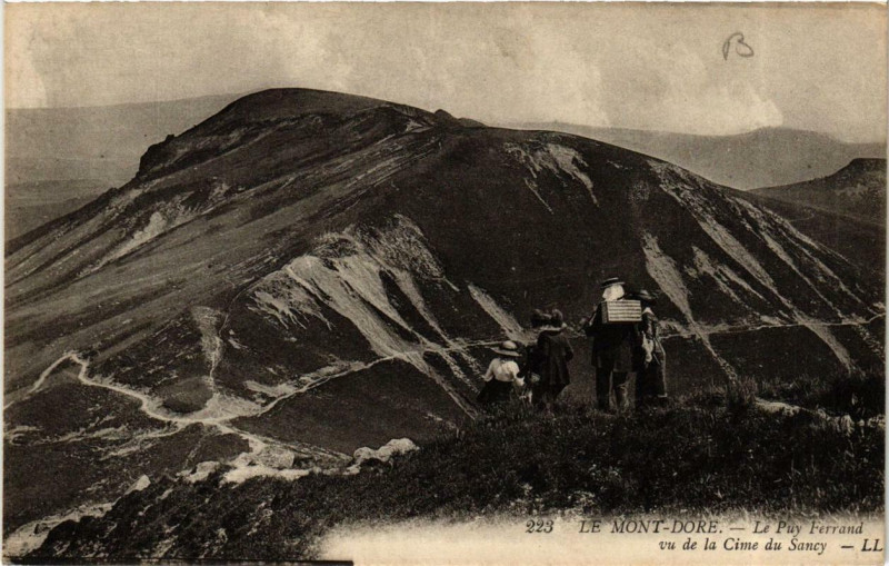 Carte postale ancienne Le Mont-Dore Le Puy Ferrand vu de la Cime du Sancy à Mont-Dore