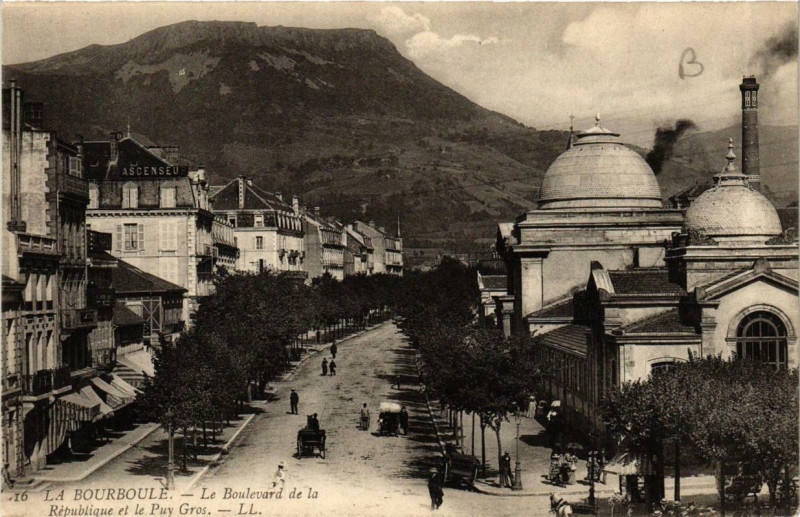 Carte postale ancienne La Bourboule Le Boulevard de la Republique et Le Puy Gros à La Bourboule