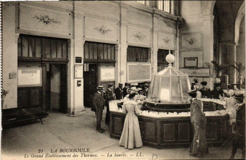 Carte postale ancienne La Bourboule Le Grand Etabl. des Thermes La Source à La Bourboule