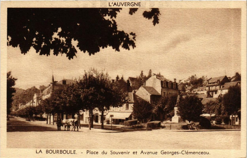 Carte postale ancienne La Bourboule Place du Souvenir et Avenue Georges-Clémenceau à La Bourboule