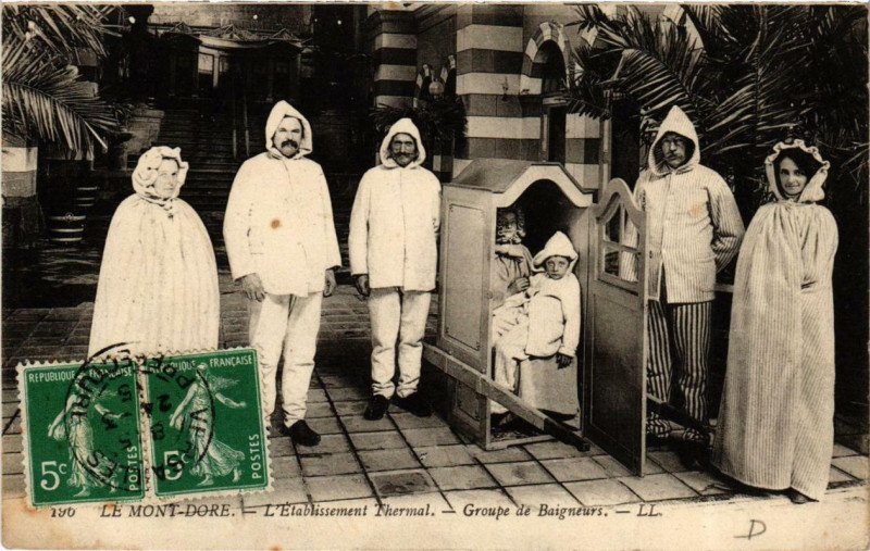 Carte postale ancienne Le Mont-Dore L'Etabl. Thermal Groupe de Baigneurs à Mont-Dore