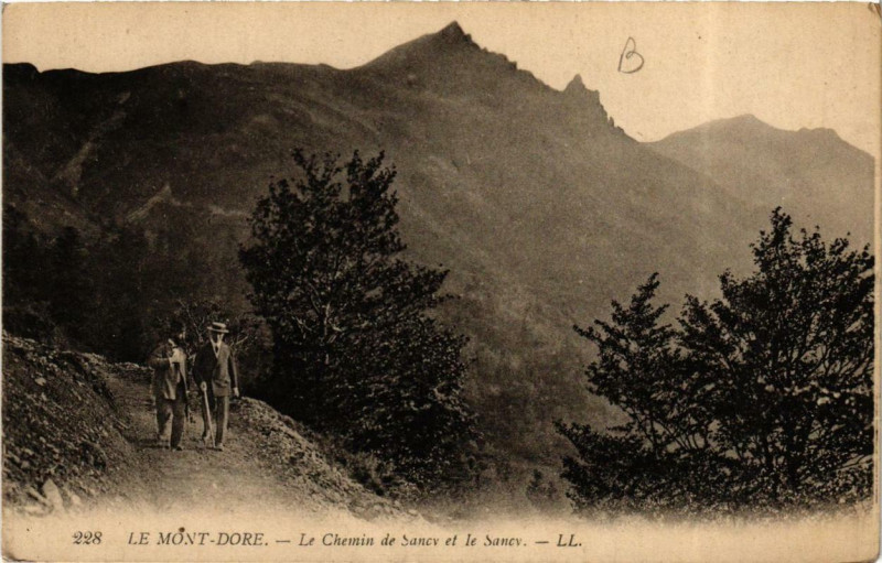 Carte postale ancienne Le Mont-Dore Le Chemin de Sancy et le Sancy à Mont-Dore