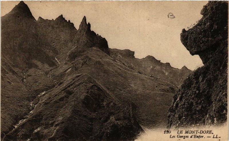 Carte postale ancienne Le Mont-Dore Les Gorges d'Enfer à Mont-Dore