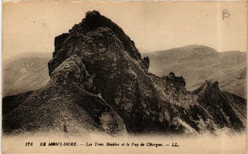 Carte postale ancienne Le Mont-Dore Les Trois Diables et Le Puy à Mont-Dore