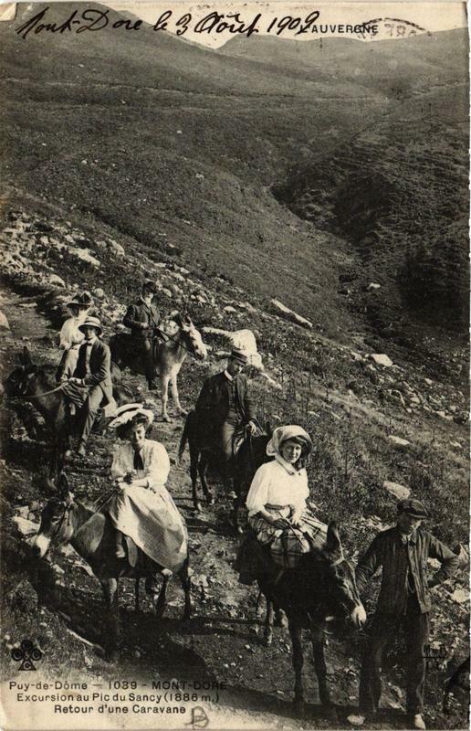 Carte postale ancienne Le Mont-Dore Excursion au Pic du Sancy Retour d'une Caravane à Mont-Dore