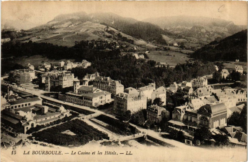 Carte postale ancienne La Bourboule Le Casino et les Hotels à La Bourboule