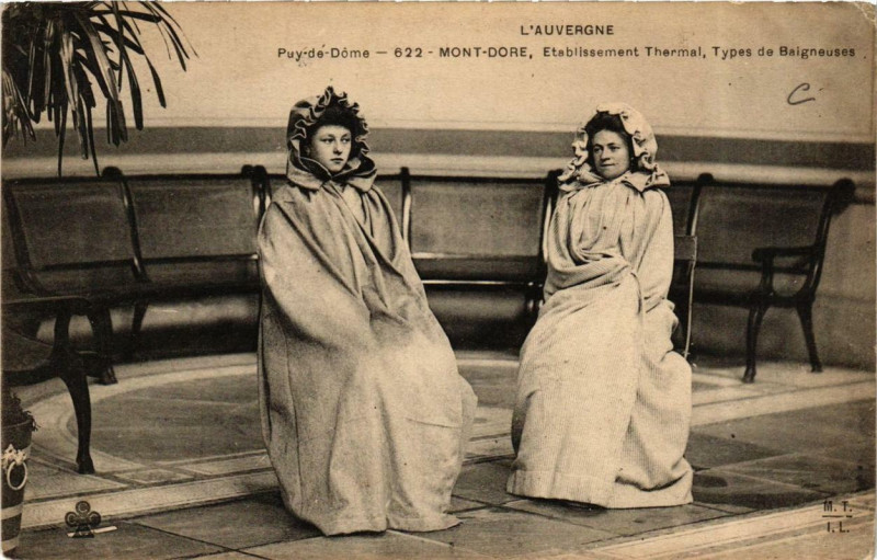 Carte postale ancienne Le Mont-Dore Etabl. Thermal Types de Baigneuses à Mont-Dore
