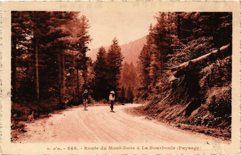 Carte postale ancienne Le Mont-Dore Route du Mont-Dore a La Bourboule à La Bourboule