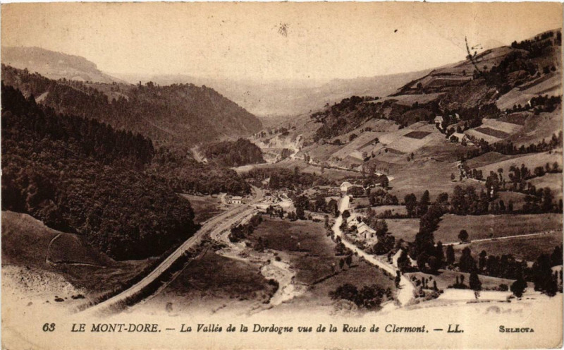 Carte postale ancienne Le Mont-Dore La Vallée de la Dordogne vue de la Route à Mont-Dore