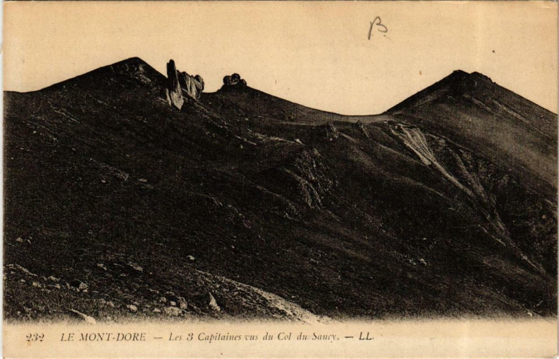 Carte postale ancienne Le Mont-Dore Les 3 Capitaines vue du Col du Sancy à Mont-Dore