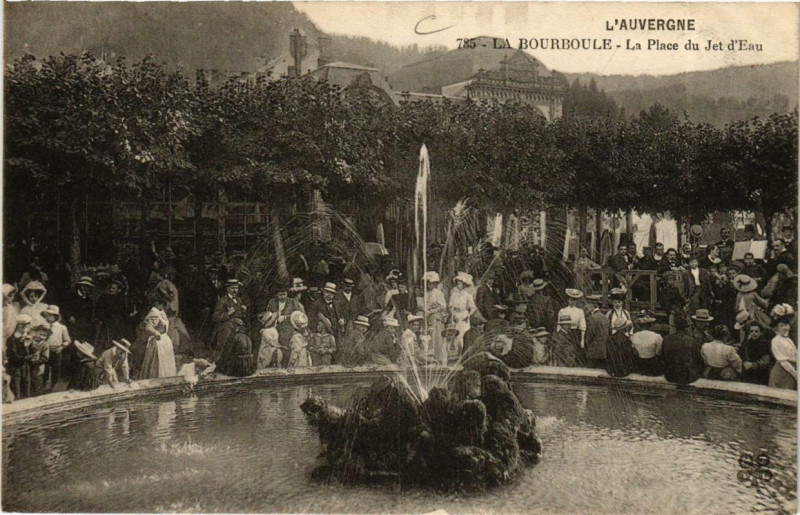 Carte postale ancienne La Bourboule La Place du Jet d'Eau à La Bourboule
