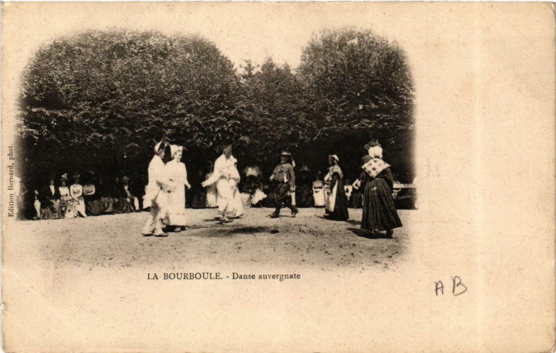 Carte postale ancienne La Bourboule Danse auvergnate à La Bourboule