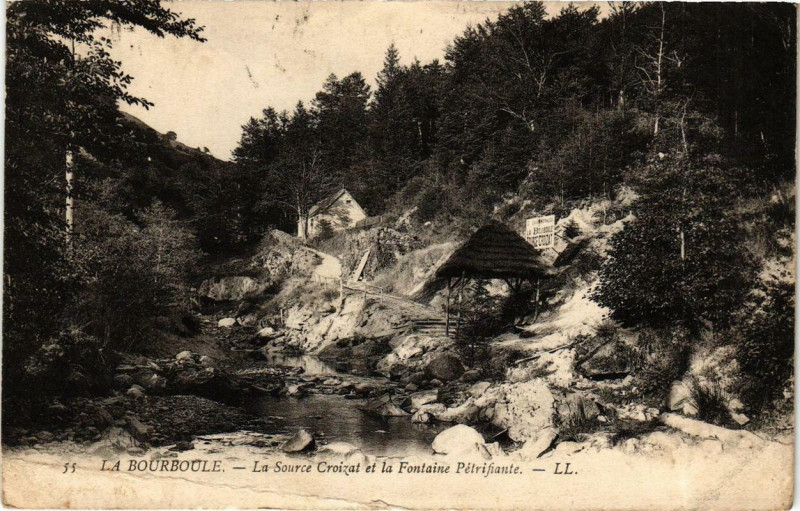 Carte postale ancienne La Bourboule La Source Croizat et la Fontaine pétrifiante à La Bourboule