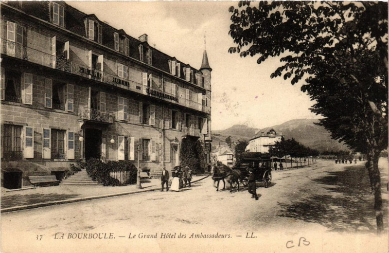 Carte postale ancienne La Bourboule Le Grand Hotel des Ambassadeurs à La Bourboule
