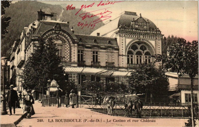 Carte postale ancienne La Bourboule Le Casino et rue Chateau à La Bourboule