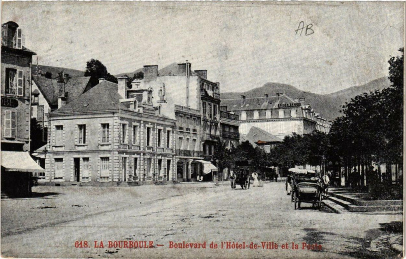 Carte postale ancienne La Bourboule Boulevard de l'Hotel de Ville et la Poste à La Bourboule