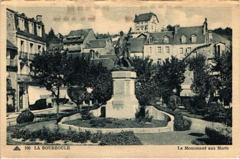 Carte postale ancienne La Bourboule Le Monument aux Morts à La Bourboule