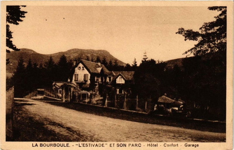 Carte postale ancienne La Bourboule L'Estivade et son parc Hotel à La Bourboule