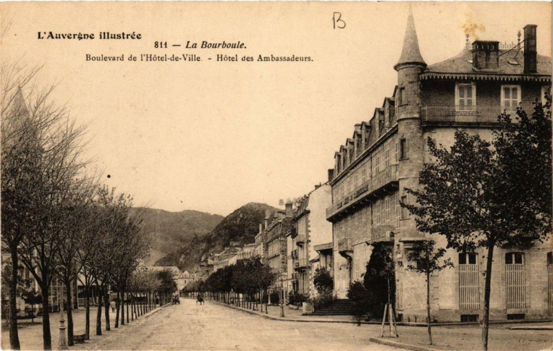 Carte postale ancienne La Bourboule Boulevard de l'Hotel de Ville à La Bourboule