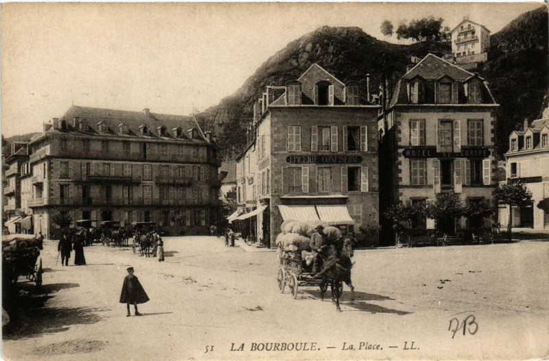 Carte postale ancienne La Bourboule La Place à La Bourboule