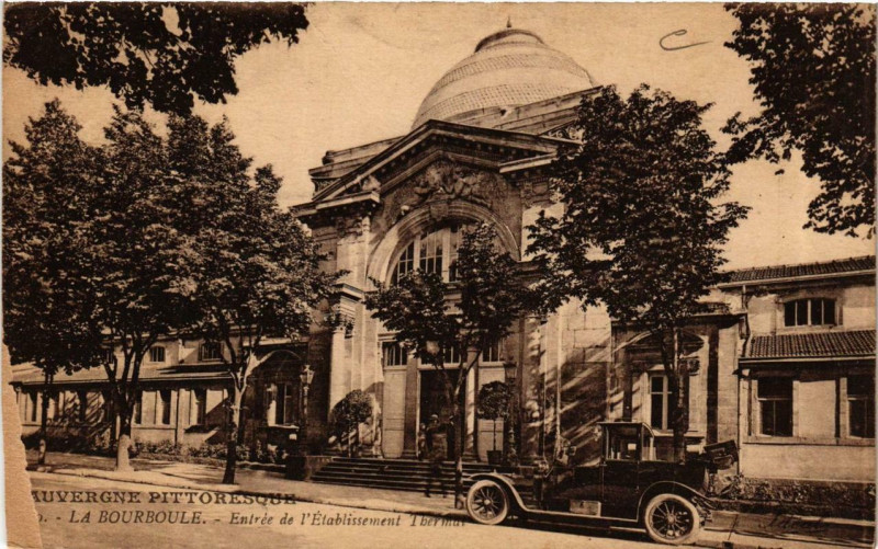 Carte postale ancienne La Bourboule Entrée de l'Etabl. Thermal à La Bourboule