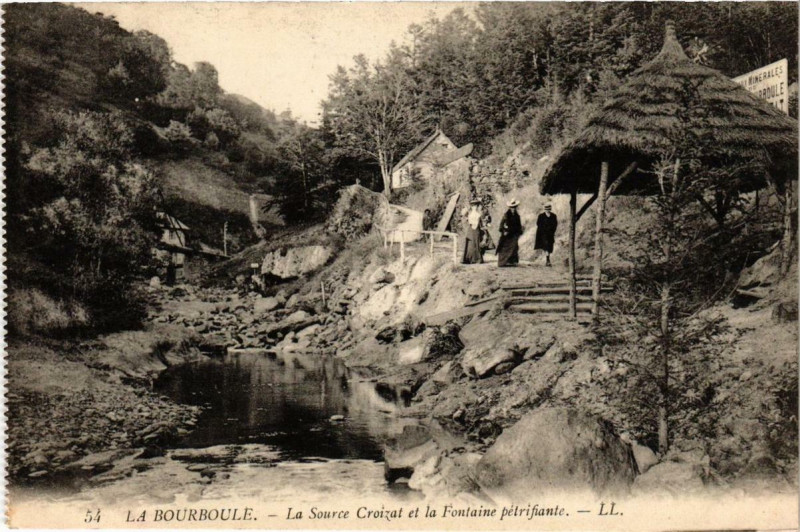 Carte postale ancienne La Bourboule La Source Croizat et la Fontaine pétrifiante à La Bourboule