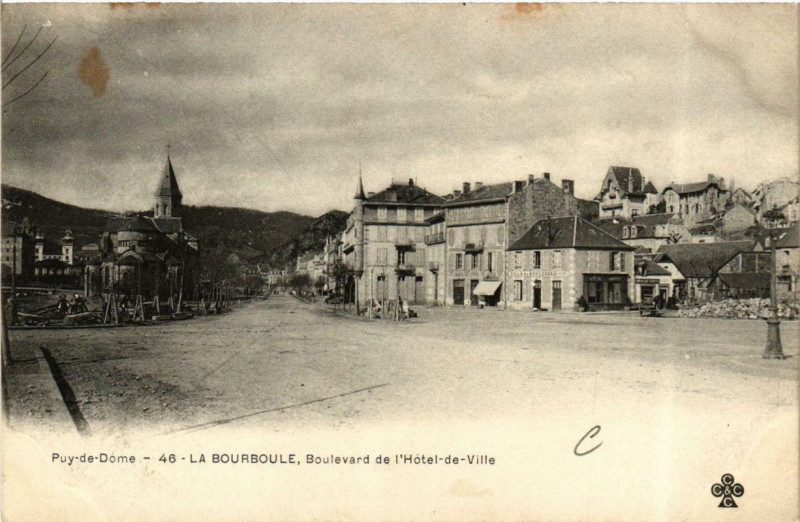 Carte postale ancienne La Bourboule Boulevard de l'Hotel de Ville à La Bourboule
