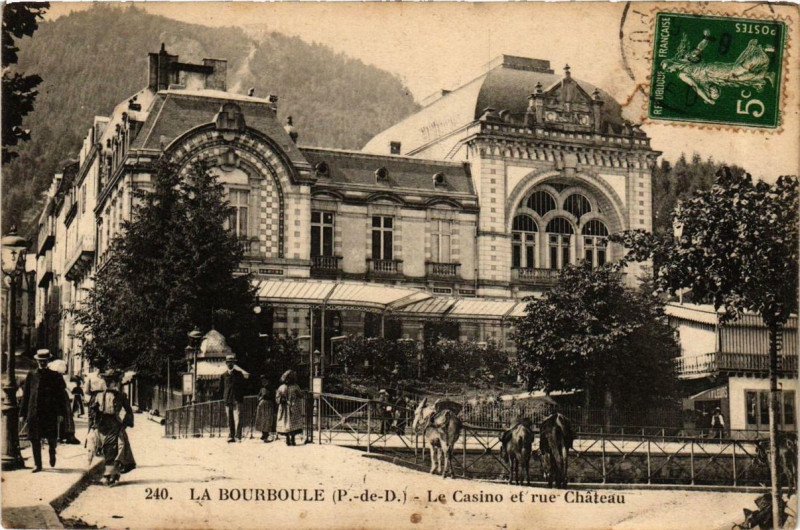Carte postale ancienne La Bourboule Le Casino et rue Chateau à La Bourboule
