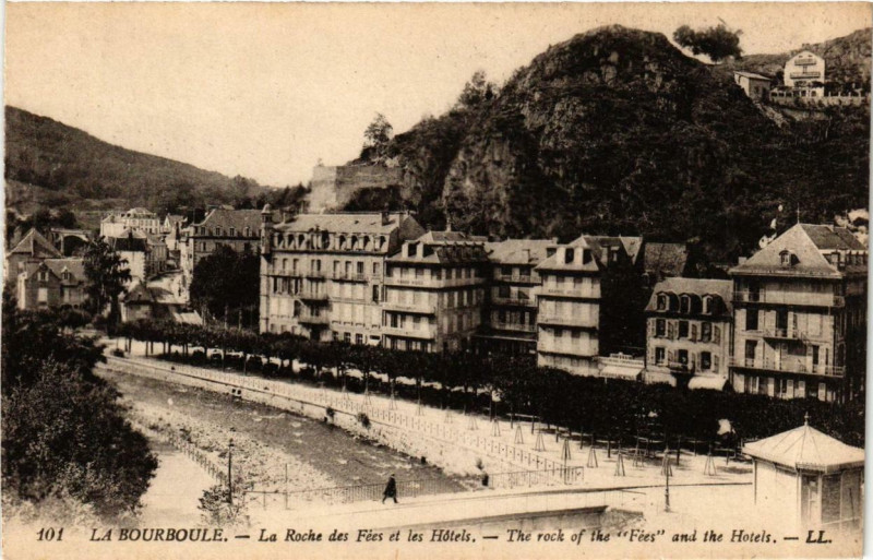 Carte postale ancienne La Bourboule La Roche des Fées et les Hotels à La Bourboule
