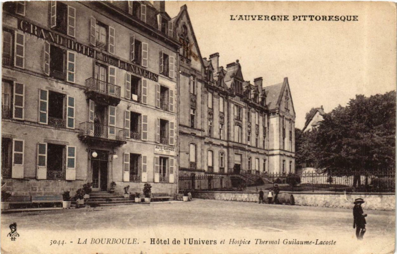 Carte postale ancienne La Bourboule Hotel de l'Univers et Hospice Thermal à La Bourboule