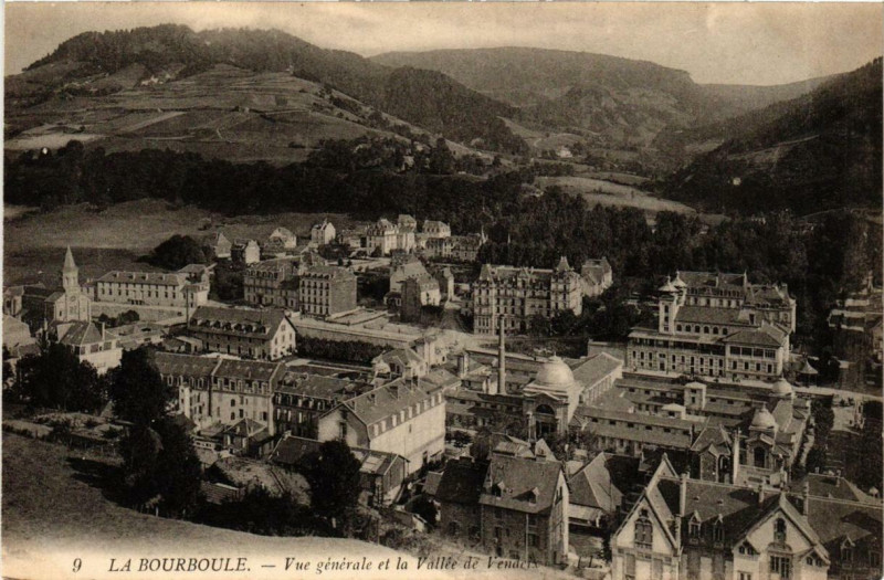 Carte postale ancienne La Bourboule Vue generale et la Vallée de Vendeix à La Bourboule