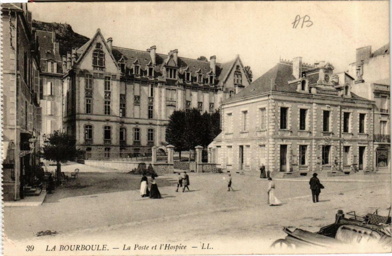 Carte postale ancienne La Bourboule La Poste et l'Hospice à La Bourboule