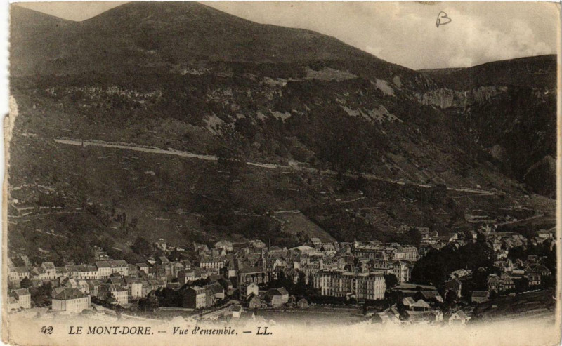 Carte postale ancienne Le Mont-Dore Vue d'ensemble à Mont-Dore