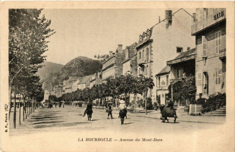 Carte postale ancienne La Bourboule Avenue du Mont-Dore à La Bourboule