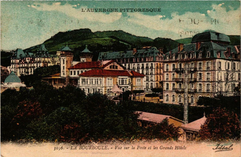 Carte postale ancienne La Bourboule Vue sur la Poste et les Grands Hotels à La Bourboule
