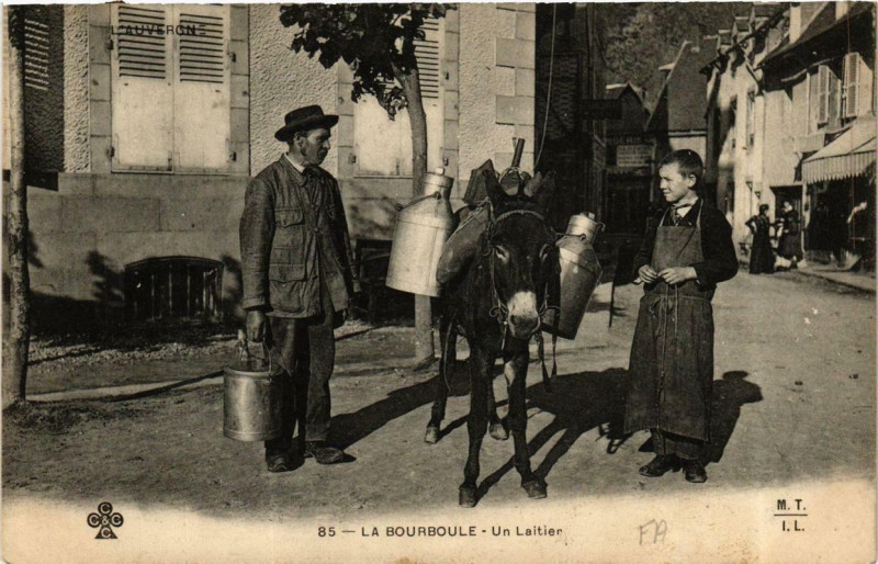 Carte postale ancienne La Bourboule Un Laitier à La Bourboule