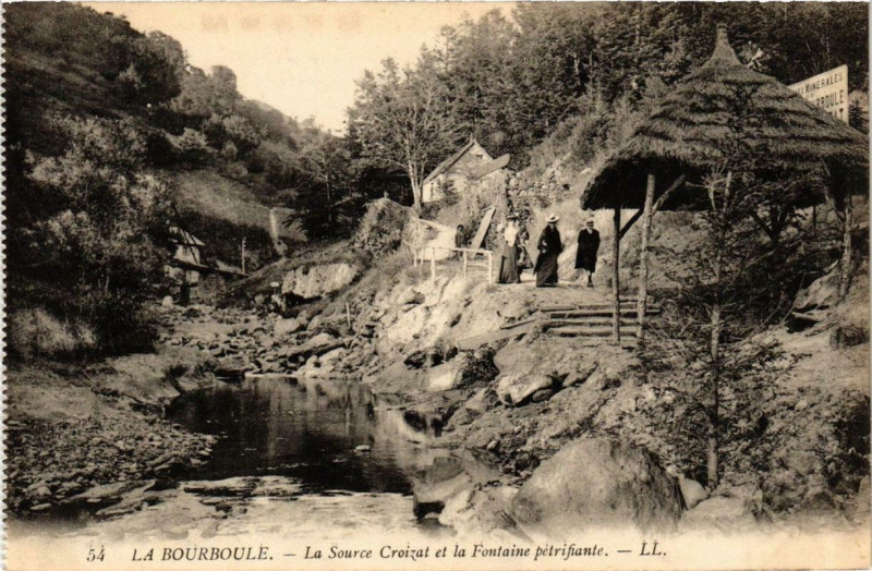Carte postale ancienne La Bourboule La Source Croizat et la Fontaine pétrifiante à La Bourboule