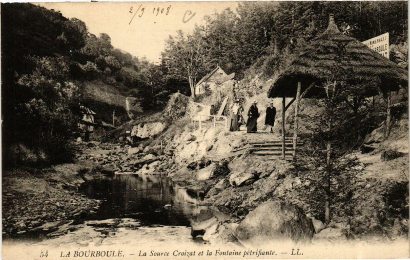 Carte postale ancienne La Bourboule La Source Croizat et la Fontaine pétrifiante à La Bourboule