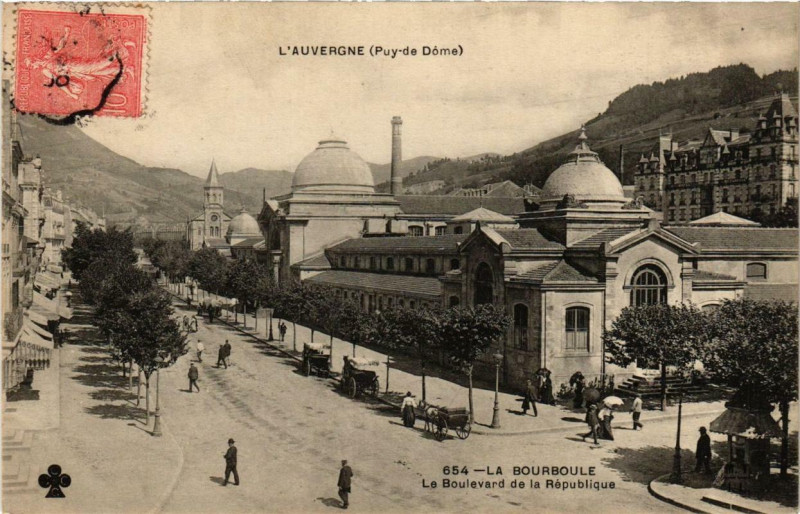 Carte postale ancienne La Bourboule Le Boulevard de la Republique à La Bourboule