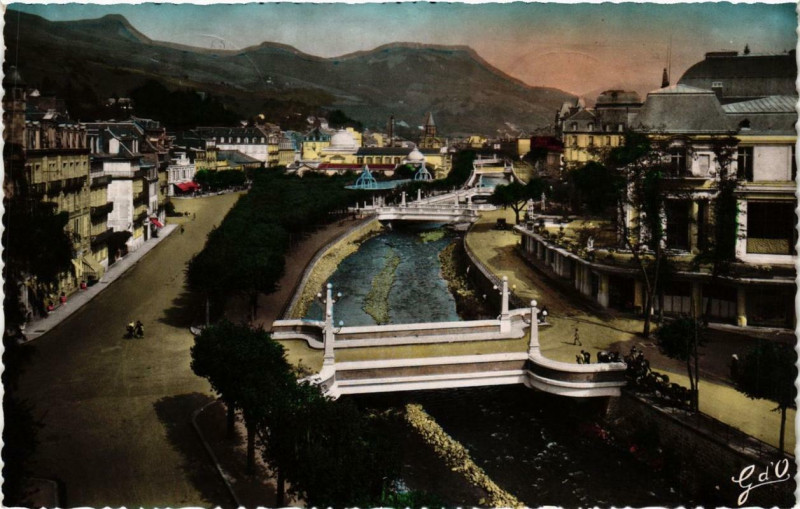 Carte postale ancienne La Bourboule Perspective sur les Ponts de la Dordogne à La Bourboule