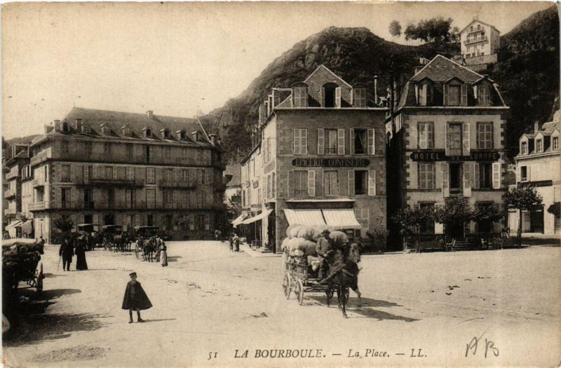 Carte postale ancienne La Bourboule La Place à La Bourboule