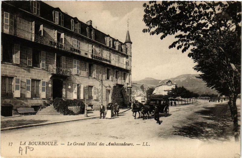 Carte postale ancienne La Bourboule Le Grand Hotel des Ambassadeurs à La Bourboule