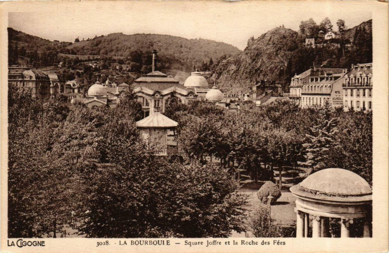 Carte postale ancienne La Bourboule Square Joffre et la Roche des Fées à La Bourboule